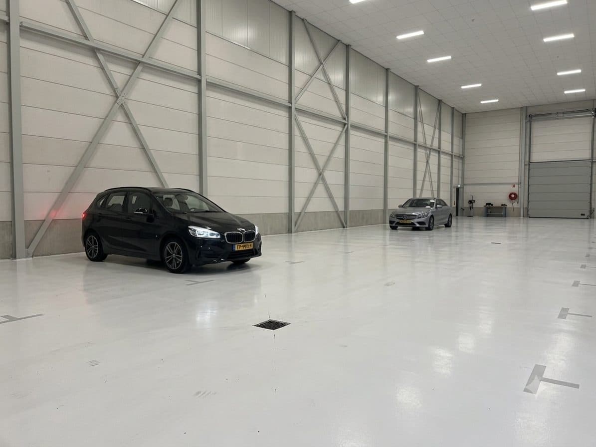 Auto in de showroom van Motodam in de Kwakel