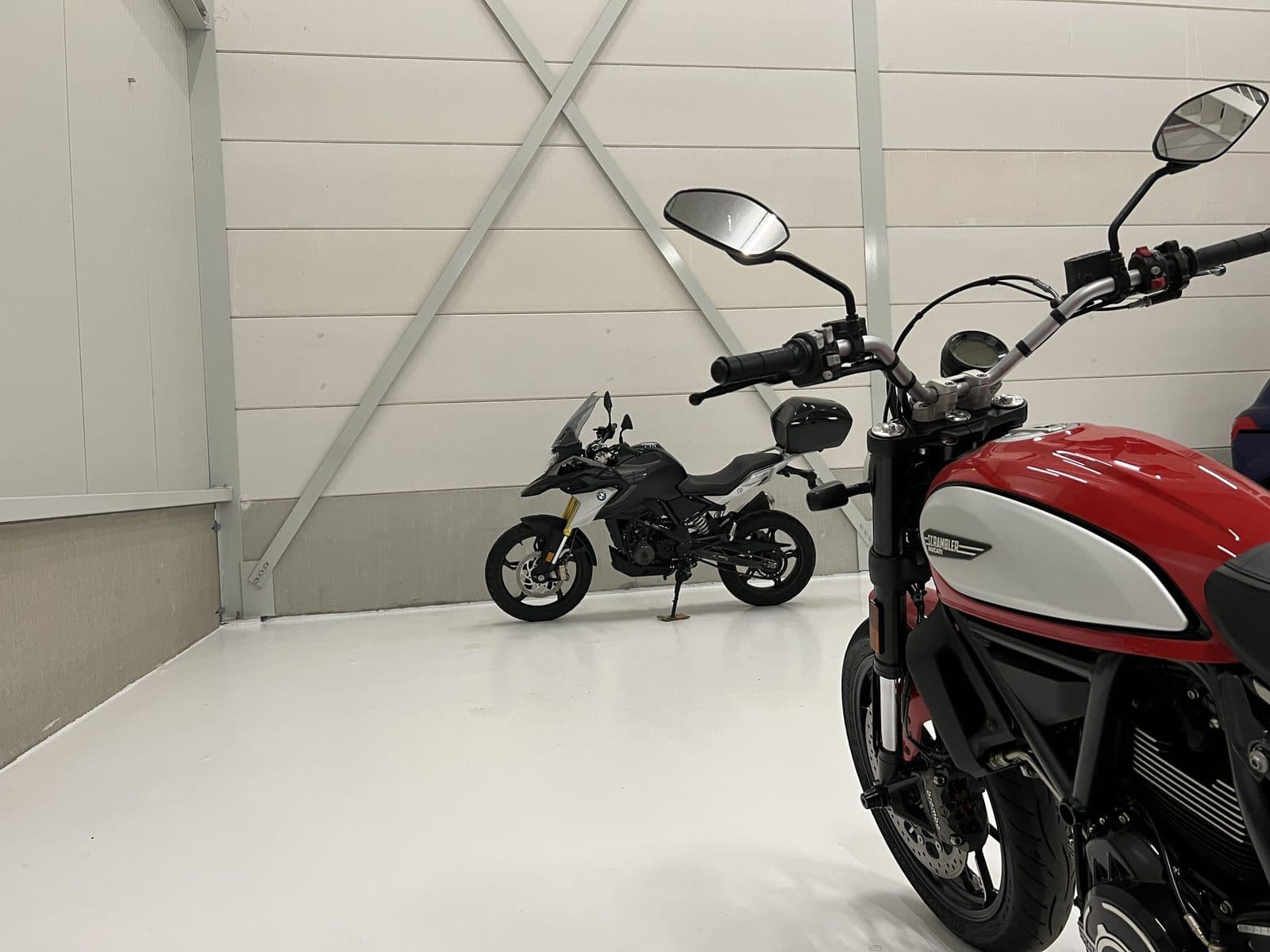 Motoren in de showroom van Motodam in de Kwakel